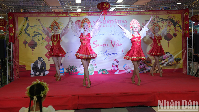 Incentra was constructed in 2010 and officially inaugurated at the end of 2013, with a total area of nearly 40,000 square metres, integrated with the Hanoi-Moscow Complex, which includes high-end apartments and hotels, as well as a commercial centre. According to Nguyen Canh Hong Linh, over 600 Vietnamese people live and work here. Incentra was constructed in 2010 and officially inaugurated at the end of 2013, with a total area of nearly 40,000 square metres, integrated with the Hanoi-Moscow Complex, which includes high-end apartments and hotels, as well as a commercial centre. According to Nguyen Canh Hong Linh, over 600 Vietnamese people live and work here.