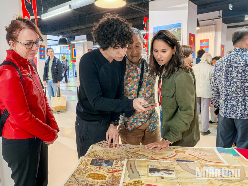 The supplement also attracts the interest of second- and third-generation overseas Vietnamese in France, serving as a “link” connecting them with their roots.