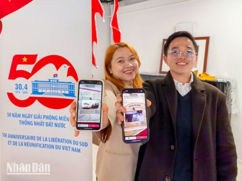 Linh and Nguyen, both living and working in France, are thrilled to directly experience the AR (augmented reality) features integrated into the Nhan Dan Newspaper’s supplement that has recently been enthusiastically received by young readers back home.