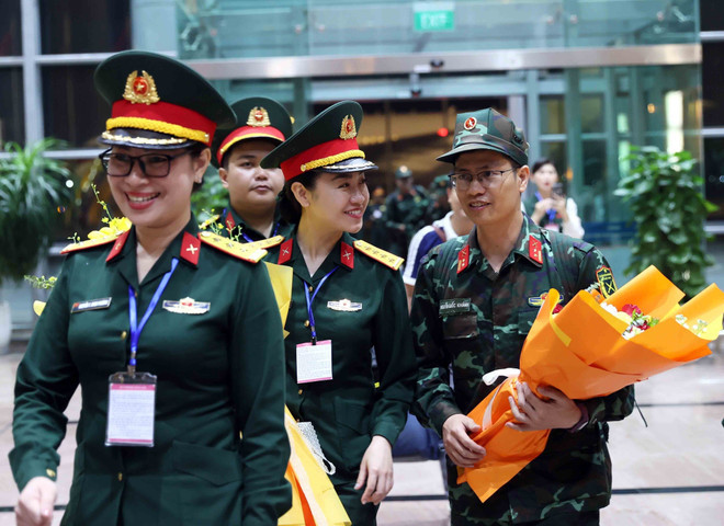 Vietnamese rescuers return home on April 8. (Photo: VNA)