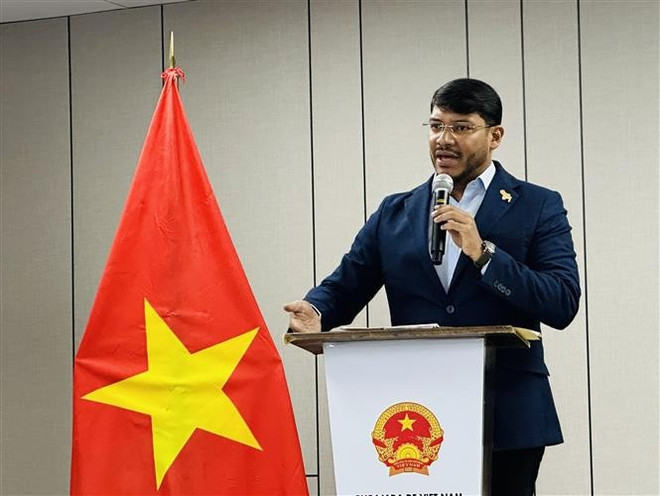 Rander Peña, Vice President for International Affairs of the United Socialist Party of Venezuela, speaks at the ceremony. (Photo courtersy of the Vietnamese Embassy in Venezuela)