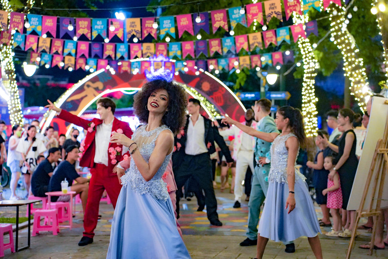 VUI-Fest Night Market brings vibrant entertainment and nighttime cuisine to Cat Ba.