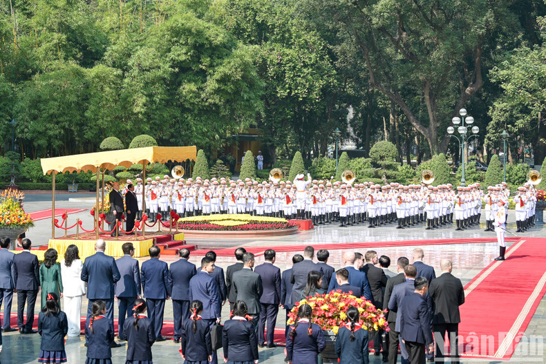 Prime Minister Pham Minh Chinh and his Russian counterpart Mikhail Vladimirovich Mishustin stand on the podium to listen to the national anthems of both countries.