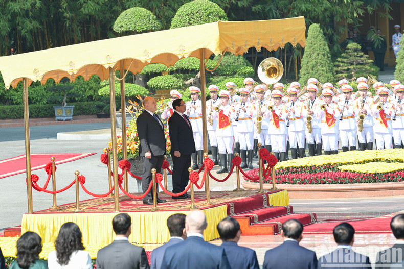 Prime Minister Pham Minh Chinh and his Russian counterpart Mikhail Vladimirovich Mishustin stand on the podium to listen to the national anthems of both countries.