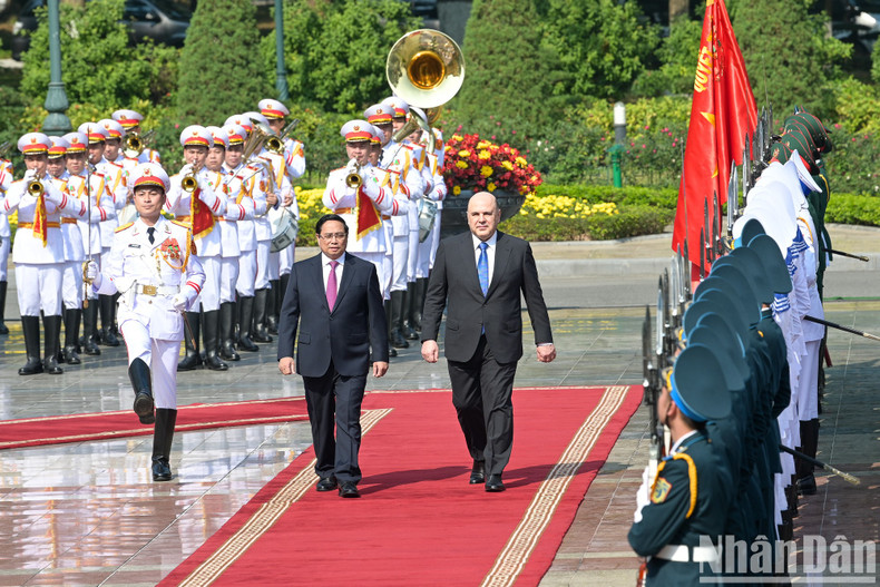 The two Prime Ministers review the honour guard of the Vietnam People's Army.