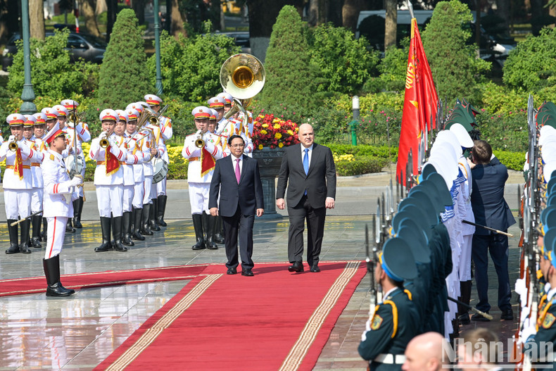 The two Prime Ministers review the honour guard of the Vietnam People's Army at the welcome ceremony.