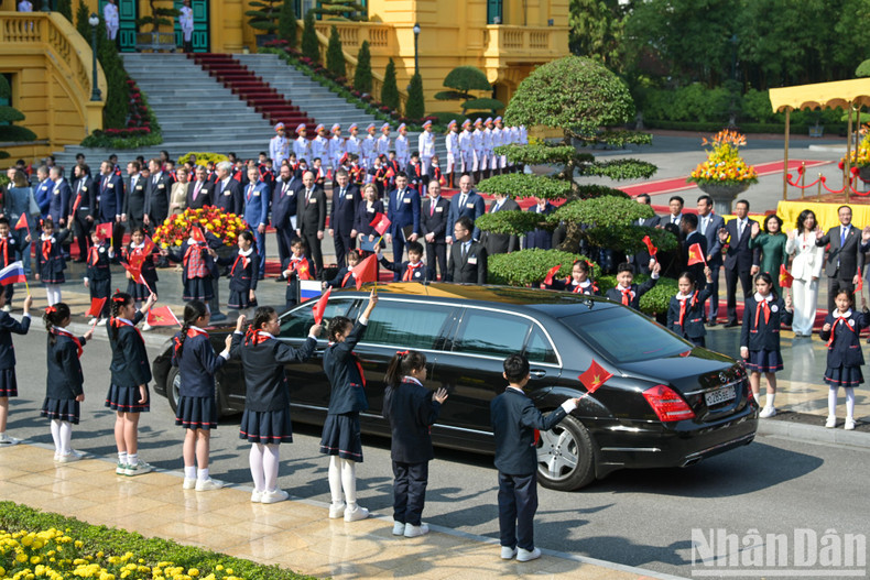 Hanoi children welcome Prime Minister of the Russian Federation Mikhail Vladimirovich Mishustin.