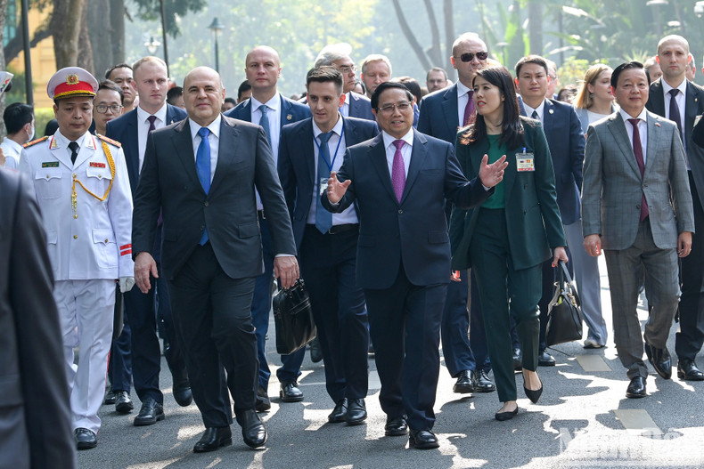 Prime Minister Pham Minh Chinh and Prime Minister of the Russian Federation Mikhail Vladimirovich Mishustin have a cordial talk.