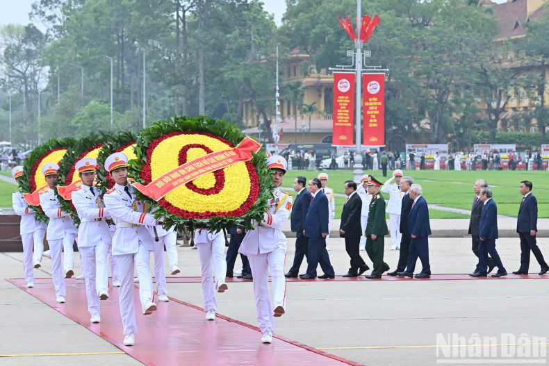 On the wreath of the delegation, there is the inscription: "Eternal gratitude to the great President Ho Chi Minh".