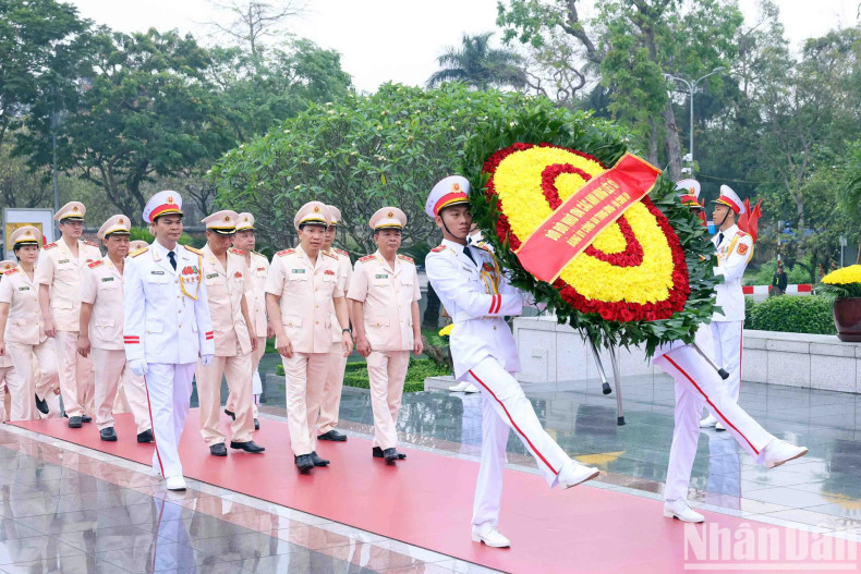 The delegation from the Central Public Security Party Committee – Ministry of Public Security pays their respects to fallen soldiers.