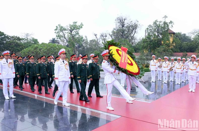The delegation from the Central Military Commission – Ministry of National Defence pays their respects to fallen heroes.
