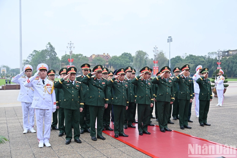 The delegation from the Central Military Commission and Ministry of National Defence solemnly pays tribute to President Ho Chi Minh.