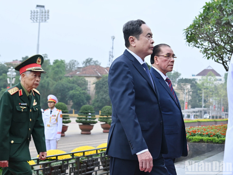 Former General Secretary Nong Duc Manh and National Assembly Chairman Tran Thanh Man also pay homage to President Ho Chi Minh.