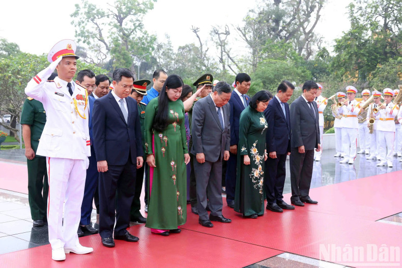 The delegation representing the Municipal Party Committee, People's Council, People's Committee, and the Vietnam Fatherland Front Committee of Hanoi also solemnly pays tribute to the fallen heroes.
