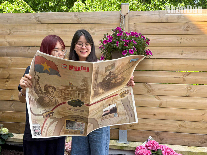 Students Pham Thuy Quynh and Nguyen Thao Linh also shared: “We are lucky to have received this special edition. As international students living far from home, we feel proud to see images commemorating the 50th anniversary of national reunification. It’s a pity we cannot be in Viet Nam to witness and participate in the celebrations. Holding this publication in our hands on such a historic occasion moves us deeply.”