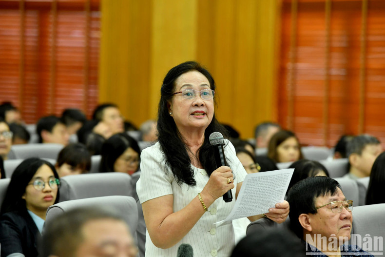 Hanoi voters express their opinions and petitions to the NA deputies. Hanoi voters express their opinions and petitions to the NA deputies.