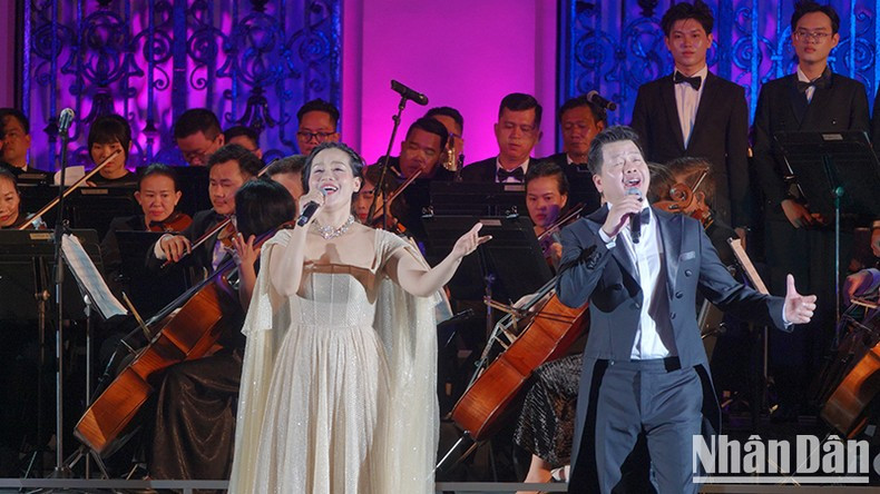 Combined with Mapping Visual Art performance technology, the symphony concert captivates the audience. (Photo: M.H) Combined with Mapping Visual Art performance technology, the symphony concert captivates the audience. (Photo: M.H)