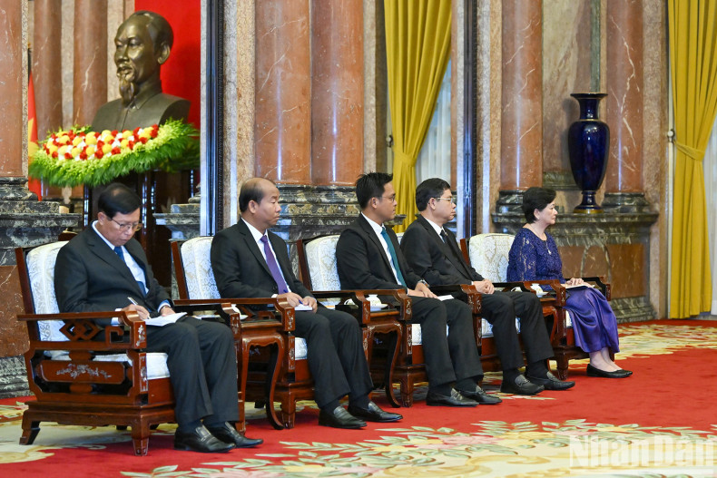 Delegates accompanying Vice President of the CPP Men Sam An attend the reception.