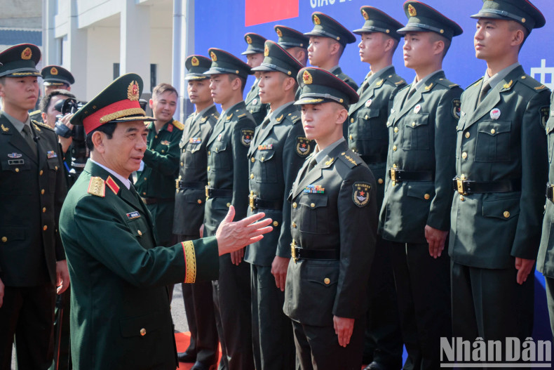 General Phan Van Giang speaks with officers and soldiers of the Chinese Border Guard Company.