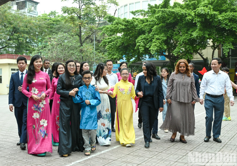 The two spouses of the Vietnamese and Ethiopian PMs, the accompanying delegation, and teachers and students of Nguyen Dinh Chieu School walk through the school grounds. The two spouses of the Vietnamese and Ethiopian PMs, the accompanying delegation, and teachers and students of Nguyen Dinh Chieu School walk through the school grounds.