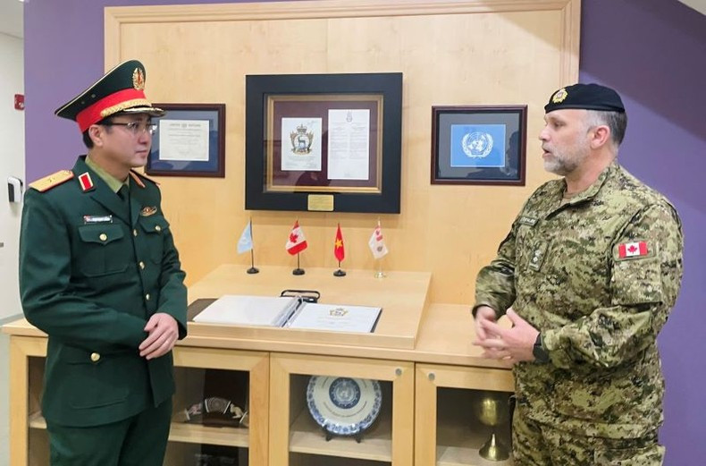 Major General Pham Manh Thang talks with representatives of Canadian authorities during the visit. (Photo courtesy of Vietnam Peacekeeping Department)
