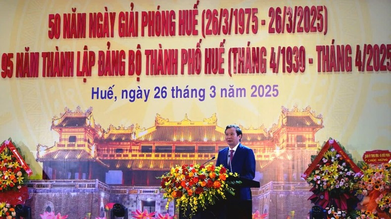 Secretary of Hue Party Committee Le Truong Luu speaks at the ceremony.
