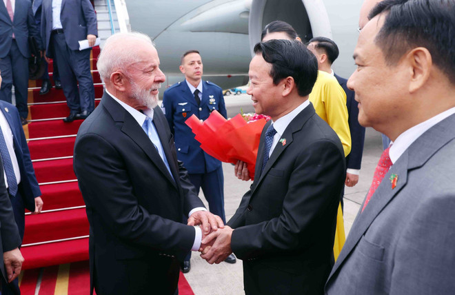 Brazilian President Luiz Inacio Lula da Silva (L) is welcomed at the Noi Bai International Airport by Minister of Agriculture and Environment Do Duc Duy and other officials. (Photo: VNA)