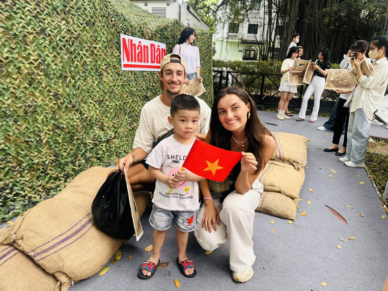 Foreign visitors are interested in the exhibition.