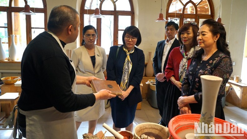 The son of ceramic artisan Akbar Rakhimov introduces NA Chaiman’s spouse Nguyen Thi Thanh Nga to the traditional ceramic culture of his family and their efforts to pass down the craft to younger generations. The son of ceramic artisan Akbar Rakhimov introduces NA Chaiman’s spouse Nguyen Thi Thanh Nga to the traditional ceramic culture of his family and their efforts to pass down the craft to younger generations.