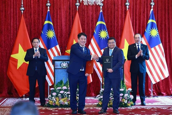 Vietnamese Prime Minister Pham Minh Chinh and his Malaysian counterpart Anwar Ibrahim on May 25 witness the signing of a memorandum of understanding on cooperation between Viet Nam Electricity (EVN) and Tenaga Nasional Berhad (TNB) – Malaysia’s national power utility. (Photo: VNA)