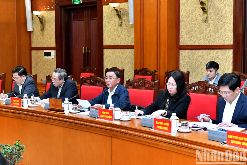 Politburo member Tran Cam Tu delivers a conclusion at the meeting.