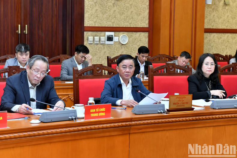 Politburo member and Permanent member of the Secretariat Tran Cam Tu chairs the briefing session with Party committees, offices, and several central agencies.