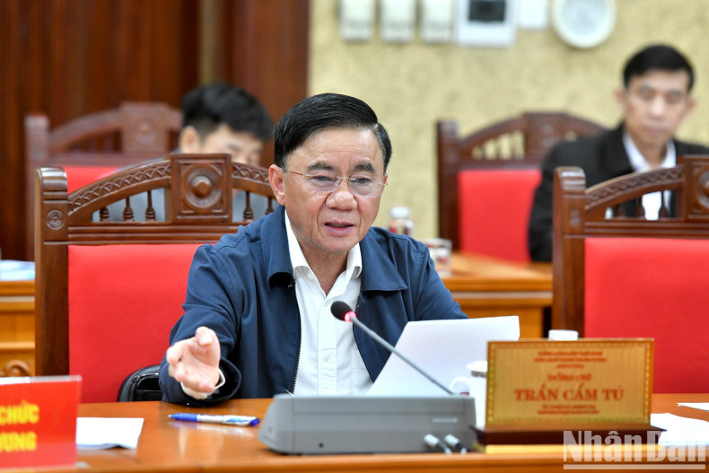 Politburo member Tran Cam Tu gives remarks at the meeting.
