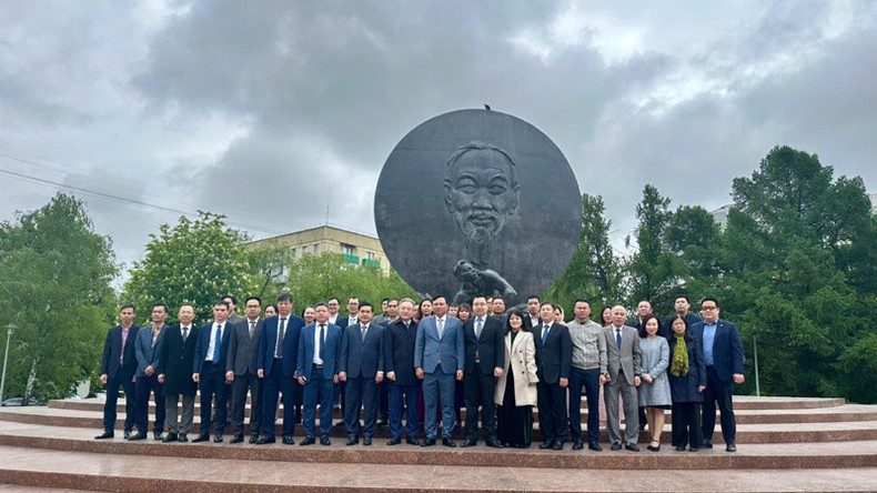 The flower offering ceremony at the President Ho Chi Minh monument in Moscow. (Photo: THUY VAN)
