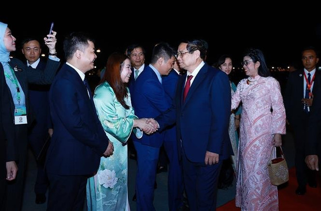 Prime Minister Pham Minh Chinh and his spouse are welcomed at Kuala Lumpur International Airport by the staff of the Vietnamese Embassy in Malaysia. (Photo: VNA)