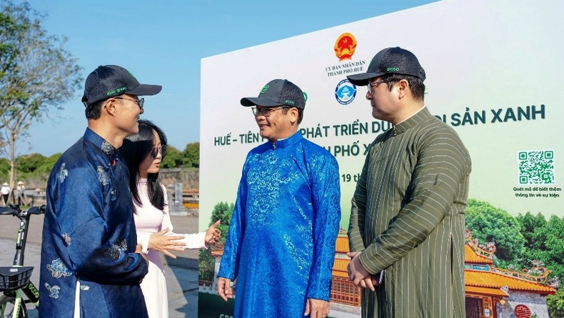 Vice Chairman of Hue City People's Committee Nguyen Chi Tai talks with Jongsoo Yoon, CEO of Gbike (the Republic of Korea).
