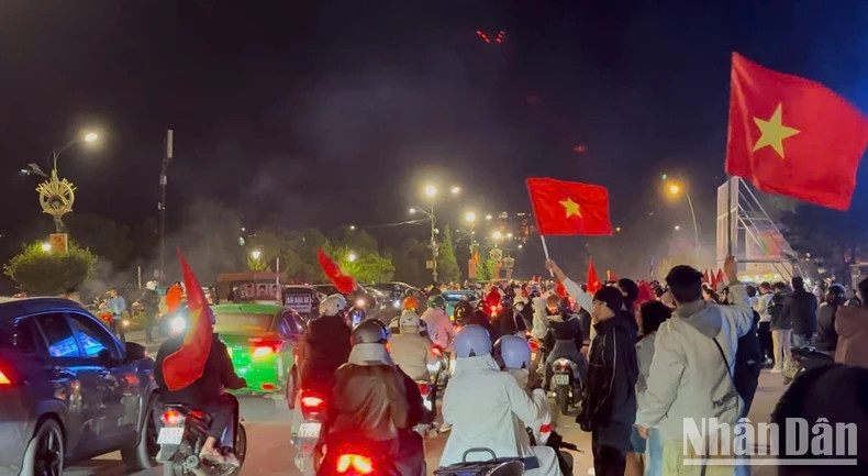 People gather around Xuan Huong Lake in Da Lat City to celebrate the victory. (Photo: Mai Van Bao) People gather around Xuan Huong Lake in Da Lat City to celebrate the victory. (Photo: Mai Van Bao)