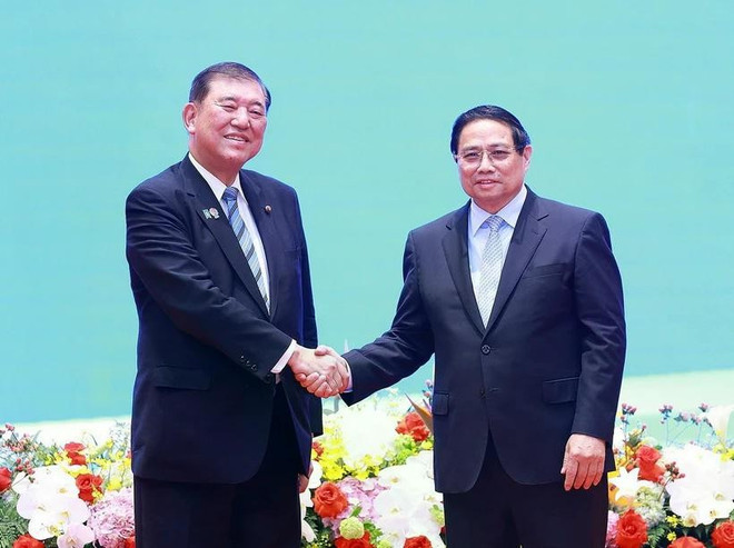 Prime Minister Pham Minh Chinh (right) and Japanese counterpart Ishiba Shigeru at the Vietnam-Japan Business Forum. (Photo: VNA)
