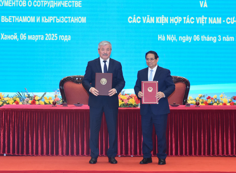 Prime Minister Pham Minh Chinh and his Kyrgyz counterpart Adylbek Kasymaliev. Prime Minister Pham Minh Chinh and his Kyrgyz counterpart Adylbek Kasymaliev.
