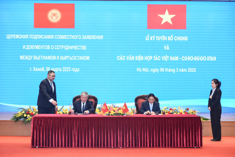 Prime Minister Pham Minh Chinh and Prime Minister Adylbek Kasymaliev sign the joint statement on the outcomes of the official visit to the Socialist Republic of Vietnam by the Prime Minister of the Kyrgyz Republic Adylbek Kasymaliev. Prime Minister Pham Minh Chinh and Prime Minister Adylbek Kasymaliev sign the joint statement on the outcomes of the official visit to the Socialist Republic of Vietnam by the Prime Minister of the Kyrgyz Republic Adylbek Kasymaliev.