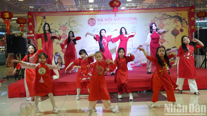 Tet is a time when everyone wishes to return to their homeland for family reunions, but due to life circumstances and work, not everyone has the opportunity to do so. Tet is a time when everyone wishes to return to their homeland for family reunions, but due to life circumstances and work, not everyone has the opportunity to do so.