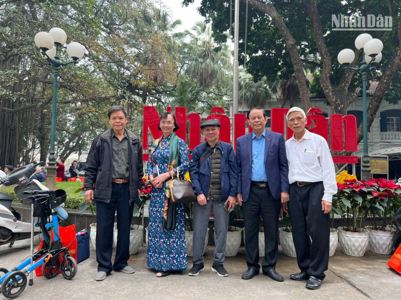 Doan Kim Khuc, former Head of the Organisation and Personnel Department, posed for a photo with veteran journalists of Nhan Dan on the occasion of the 72nd anniversary of the newspaper's first issue in 2023.