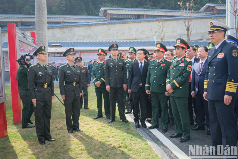 The two ministers visit Youyi Pass Border Guard Company.