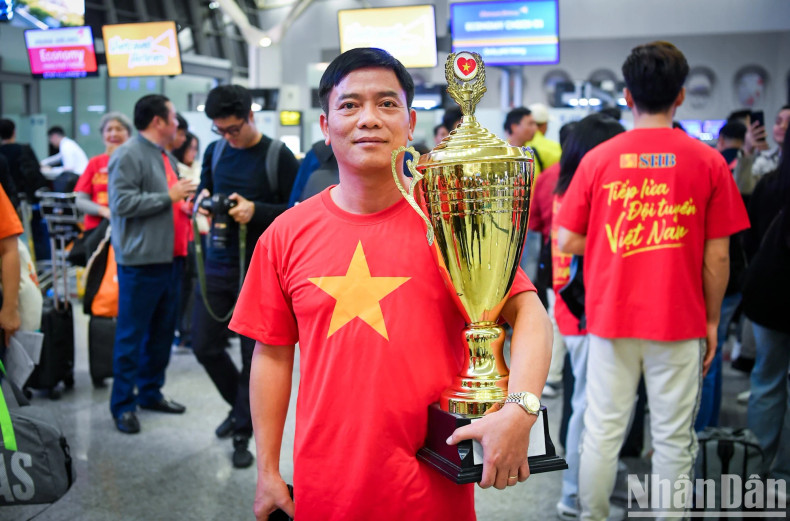 Fans place their trust in the Vietnam national team to lift the championship trophy. Fans place their trust in the Vietnam national team to lift the championship trophy.