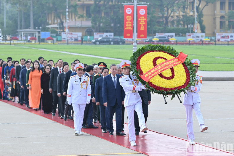 On the wreath of the delegation, there is the inscription: "Eternal gratitude to the great President Ho Chi Minh – the 15th National Assembly of the Socialist Republic of Vietnam, 9th session."