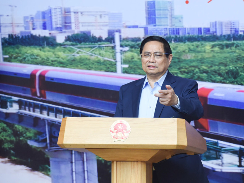 Prime Minister Pham Minh Chinh delivers a directive speech at the meeting.