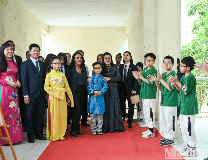 The school board and teachers of Nguyen Dinh Chieu Secondary School warmly welcome the spouses of the Vietnamese and Ethiopian PMs. The school board and teachers of Nguyen Dinh Chieu Secondary School warmly welcome the spouses of the Vietnamese and Ethiopian PMs.