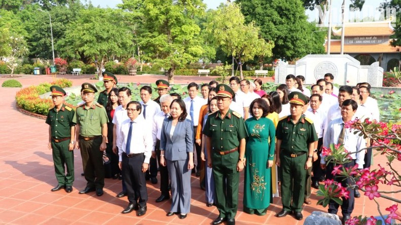 Vice President Vo Thi Anh Xuan and other delegates offer incense at the monument dedicated to fallen soldiers in Xuan Loc District.