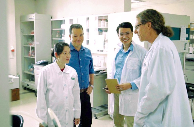 Dr Cao Anh Tuan and his colleagues at the gene decoding centre.
