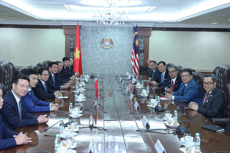 The meeting between Vietnamese Prime Minister Pham Minh Chinh and Speaker of the House of Representatives of Malaysia Tan Sri Dato’ Johari Bin Abdul in Kuala Lumpur on May 25. (Photo: VNA)